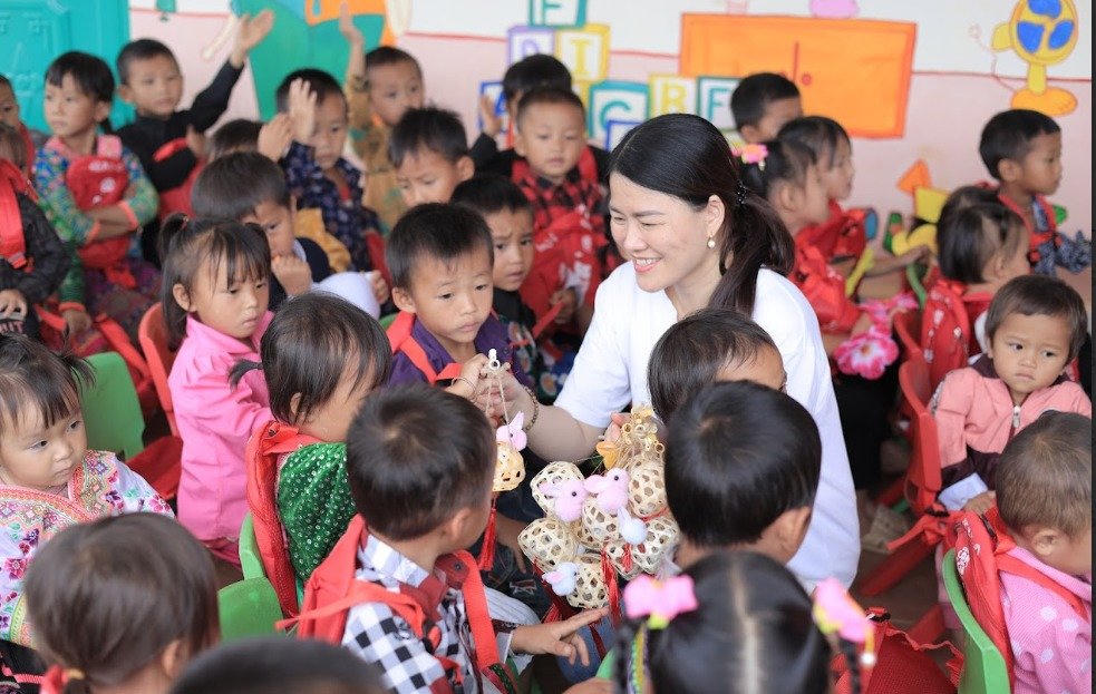 Generali Việt Nam mang 'Bếp ấm cho em' đến với trẻ em Điện Biên