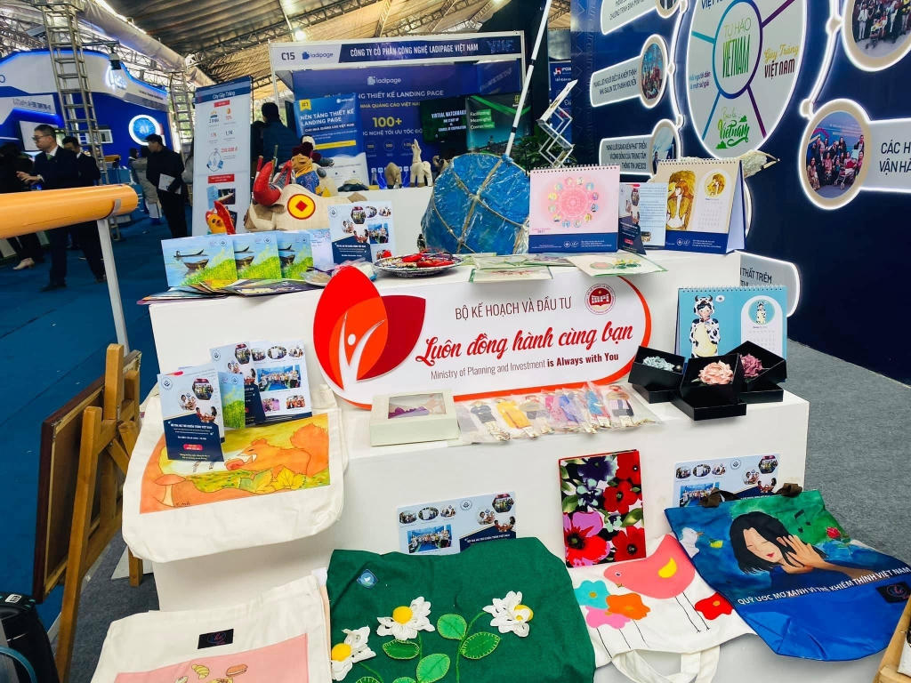 Bộ trưởng Bộ KH&ĐT Nguyễn Chí Dũng được vinh danh Giải thưởng Cống hiến