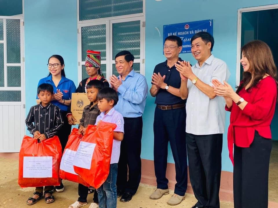 Bộ trưởng Bộ KH&ĐT Nguyễn Chí Dũng được vinh danh Giải thưởng Cống hiến