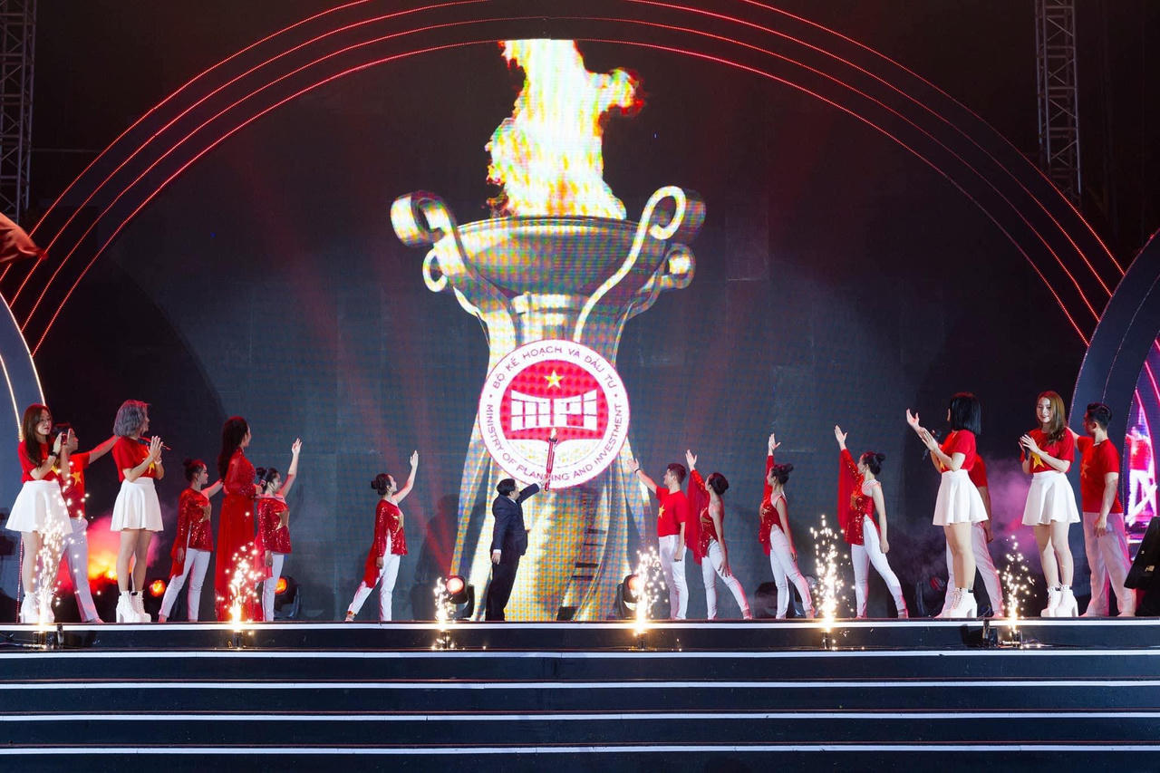 Bộ trưởng Bộ KH&ĐT Nguyễn Chí Dũng được vinh danh Giải thưởng Cống hiến