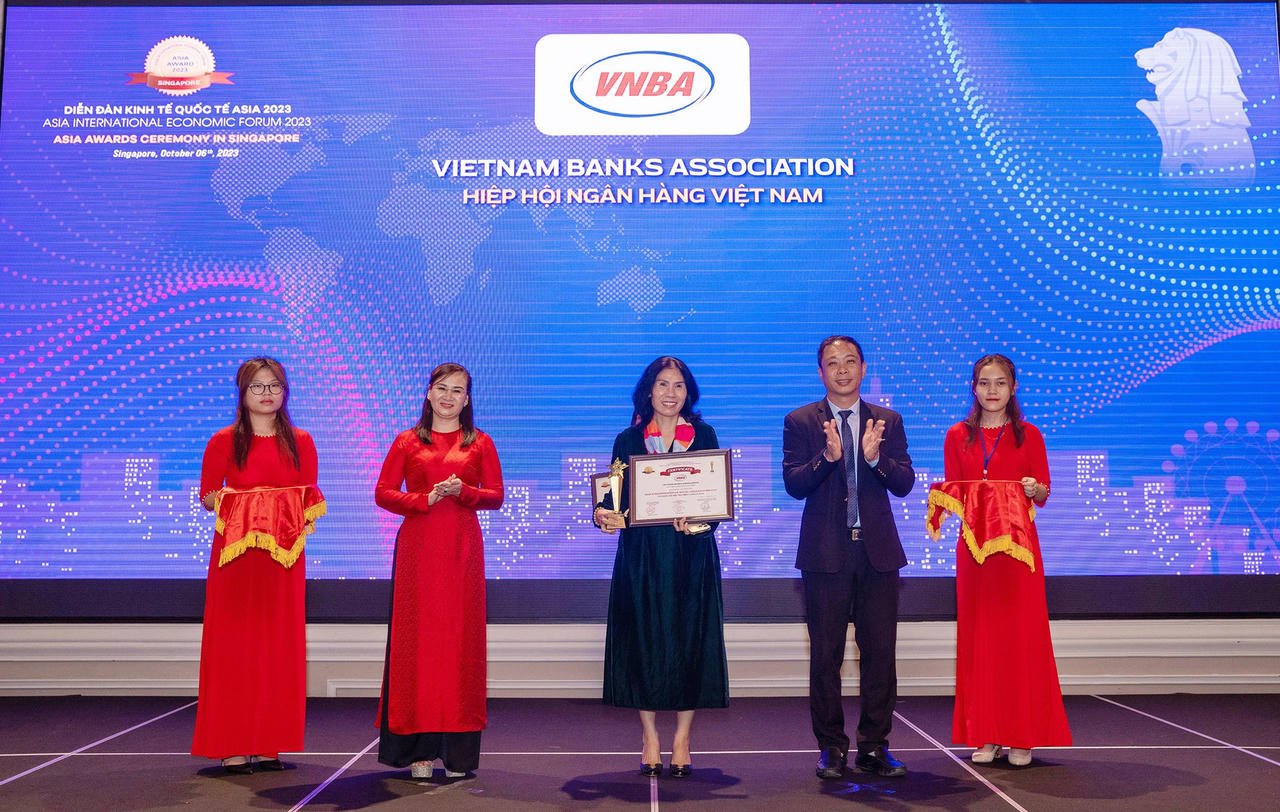 Hiệp hội Ngân hàng Việt Nam và TS. Nguyễn Quốc Hùng được vinh danh tại Lễ trao giải Asia Award