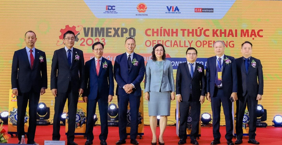 Toyota Việt Nam giới thiệu gian trưng bày mô hình mẫu xe Veloz Cross lắp ráp trong nước tại VIMEXPO lần thứ 4