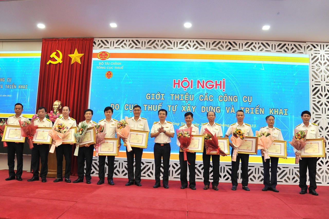 11 tập thể và 18 cá nhân ngành Thuế được khen về thành tích trong nghiên cứu ứng dụng CNTT vào công tác quản lý