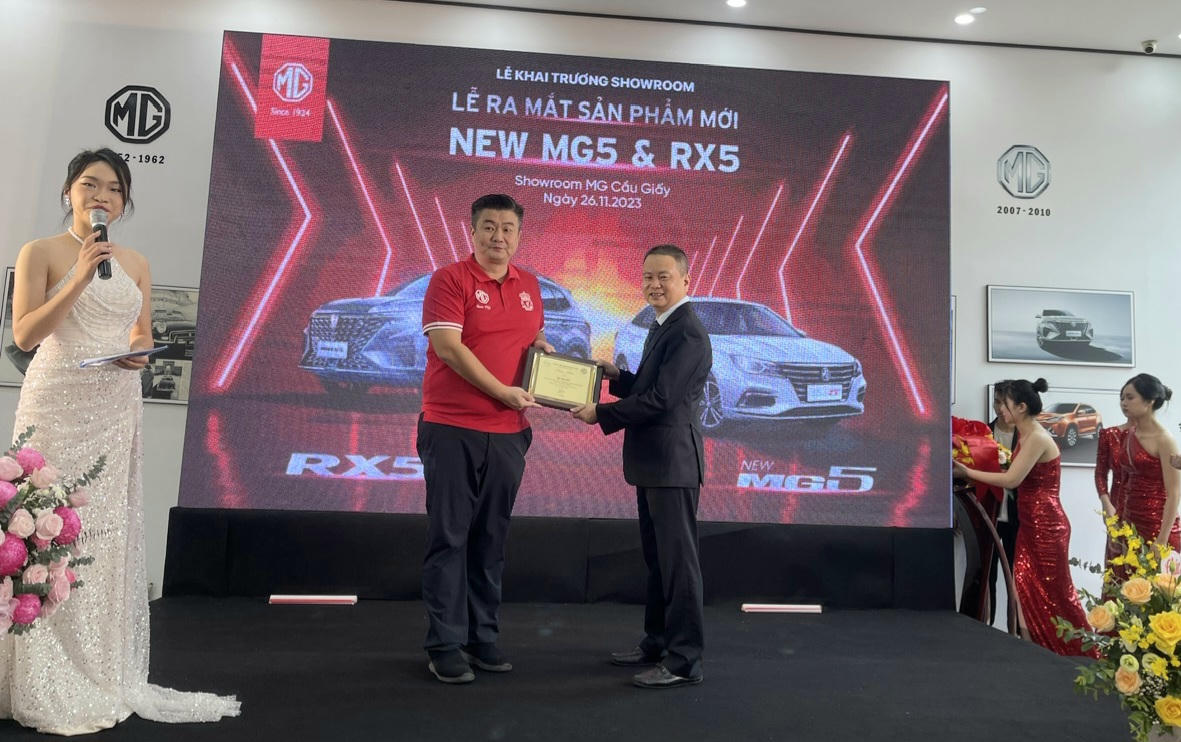 MG Cầu Giấy khai trương ra mắt 2 dòng xe chiến lược SUV MG RX5 và Sedan New MG5