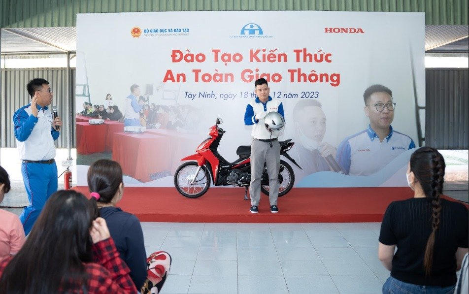 Honda Việt Nam trao tặng mũ bảo hiểm cho học sinh lớp Một khu vực phía Nam năm học 2023 - 2024