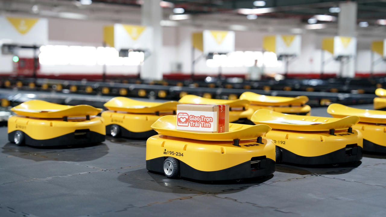 Viettel Post khai trương Tổ hợp công nghệ chia chọn thông minh đầu tiên của Việt Nam