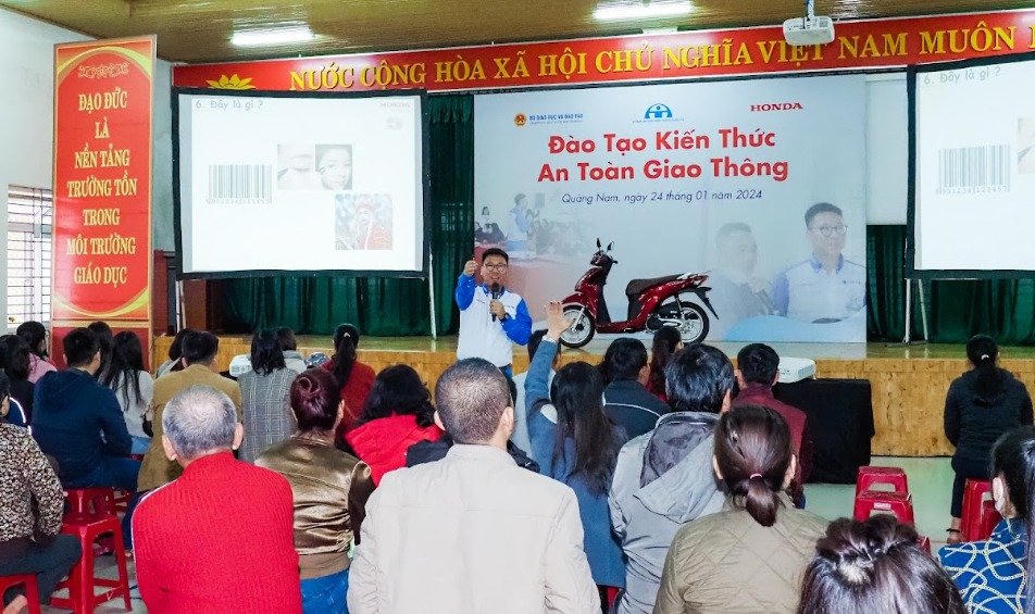 Honda Việt Nam phát động Trao tặng Mũ bảo hiểm cho học sinh lớp 1 khu vực miền Trung năm học 2023 - 2024