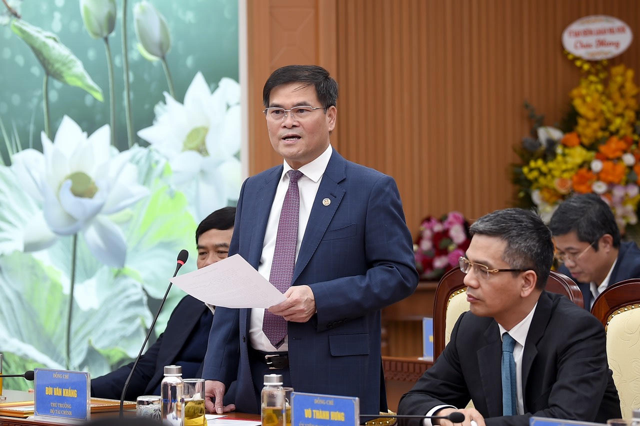 Trao Quyết định điều động, bổ nhiệm tân Thứ trưởng Bộ Tài chính Bùi Văn Khắng