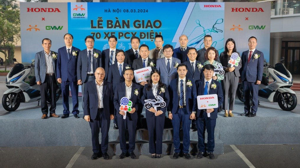 Honda Việt Nam hỗ trợ 70 xe máy PCX điện phục vụ giảng dạy, học tập