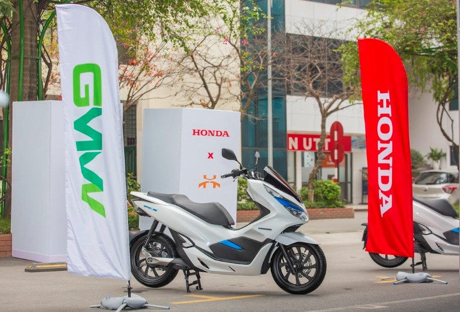 Honda Việt Nam hỗ trợ 70 xe máy PCX điện phục vụ giảng dạy, học tập
