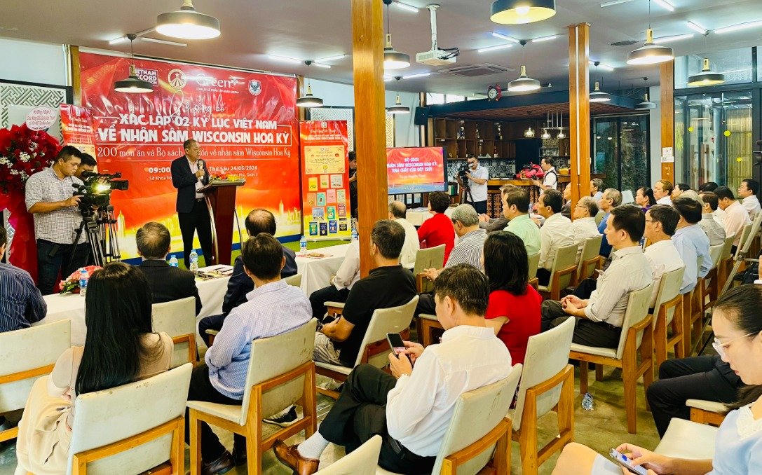 Xác lập 2 kỷ lục Việt Nam về nhân sâm Wisconsin Hoa Kỳ cho kỷ lục gia Đặng Đức Thành