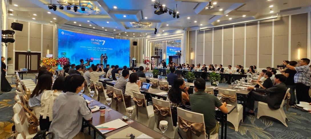 Thị trường chứng khoán Việt Nam như người mặc áo chật