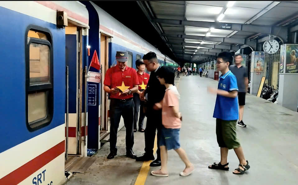Trải nghiệm mới lạ cho hành khách đi tàu dịp Quốc khánh 2/9