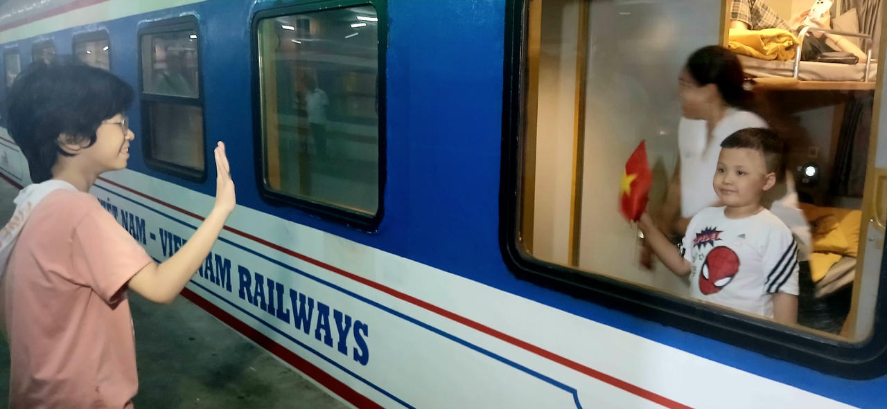 Trải nghiệm mới lạ cho hành khách đi tàu dịp Quốc khánh 2/9
