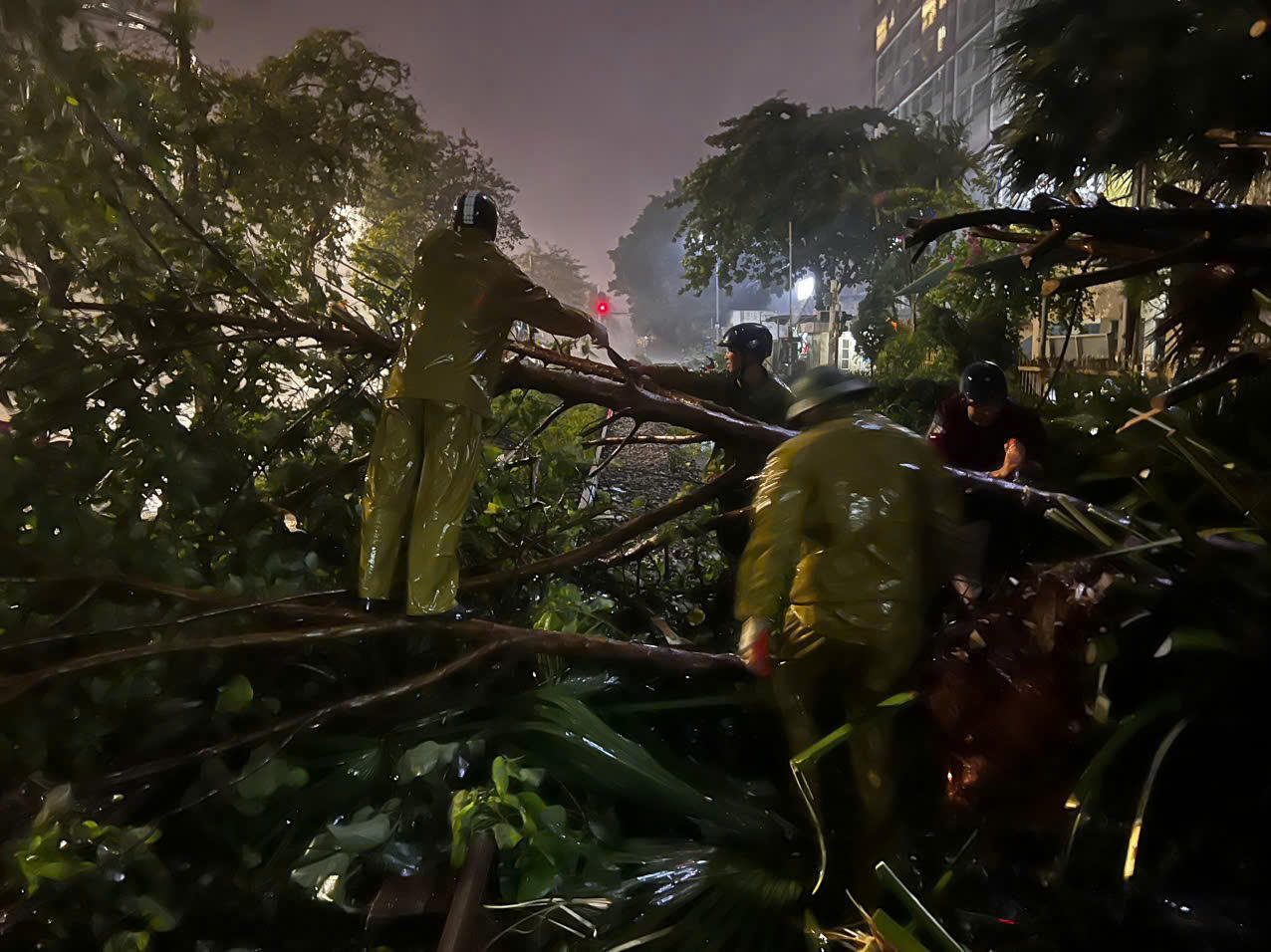 Ngành Đường sắt làm việc xuyên đêm, tuyến Bắc- Nam đã thông trở lại