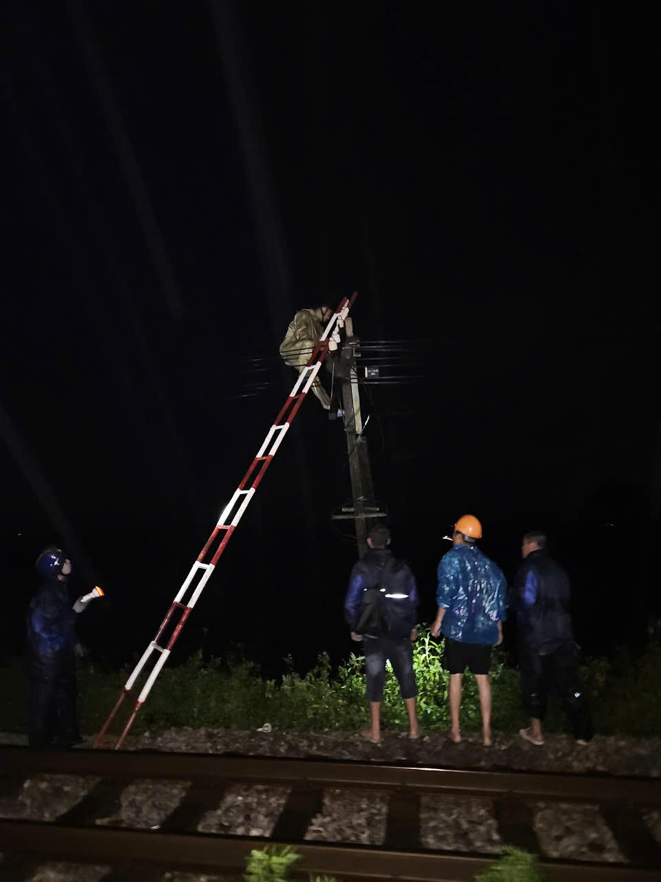 Ngành Đường sắt làm việc xuyên đêm, tuyến Bắc- Nam đã thông trở lại