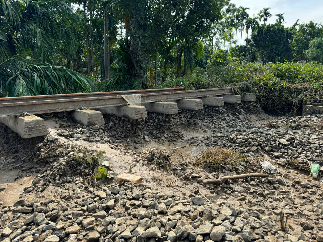 Tuyến đường sắt Yên Viên - Lào Cai vẫn còn 45 điểm sạt lở