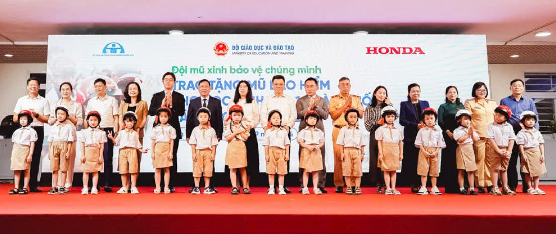 Honda Việt Nam khởi động Chương trình Trao tặng mũ bảo hiểm cho học sinh lớp Một toàn quốc năm học 2024-2025
