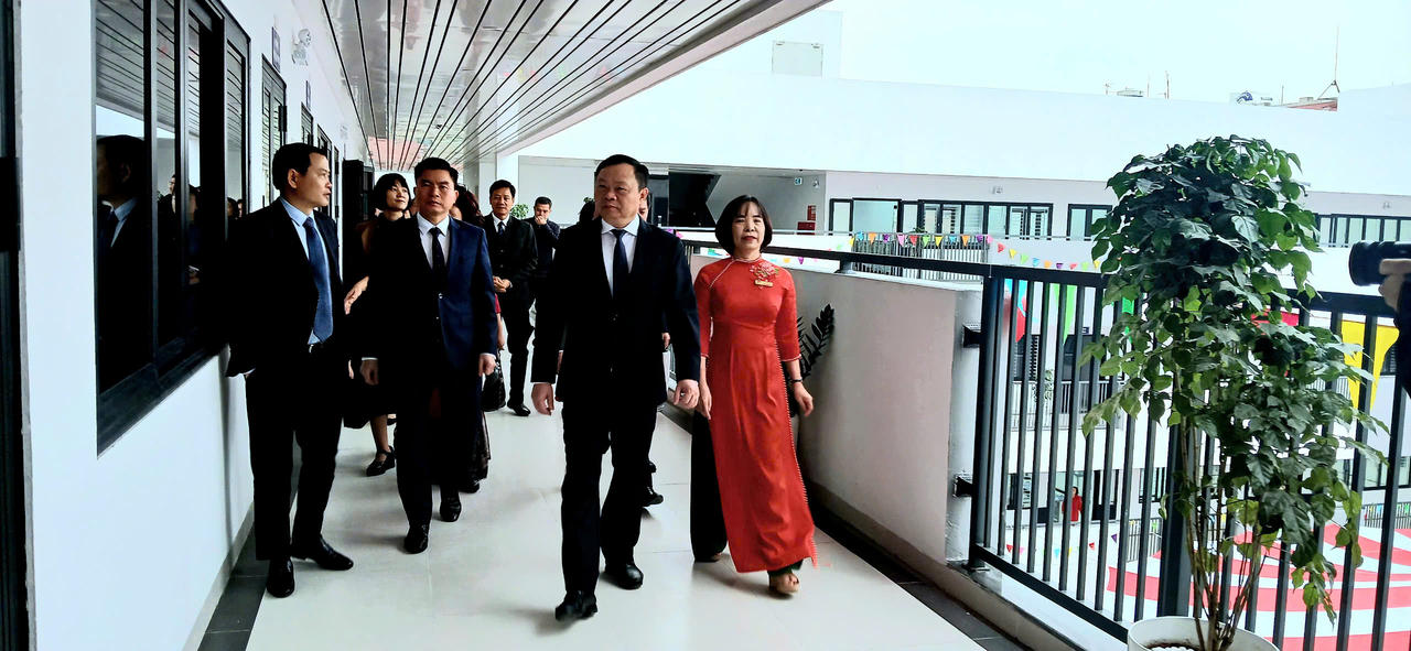 Gắn biển công trình chào mừng Kỷ niệm 95 năm ngày thành lập Đảng bộ thành phố Hà Nội