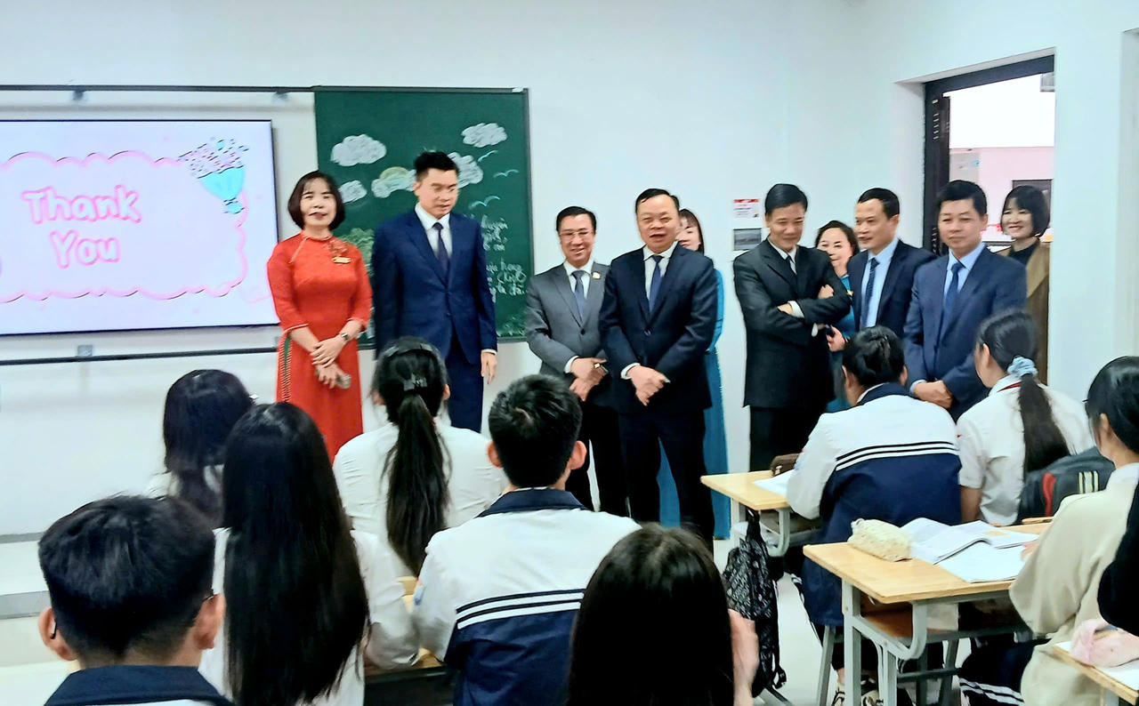 Gắn biển công trình chào mừng Kỷ niệm 95 năm ngày thành lập Đảng bộ thành phố Hà Nội