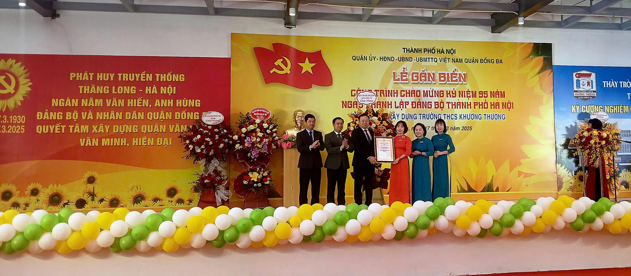 Gắn biển công trình chào mừng Kỷ niệm 95 năm ngày thành lập Đảng bộ thành phố Hà Nội