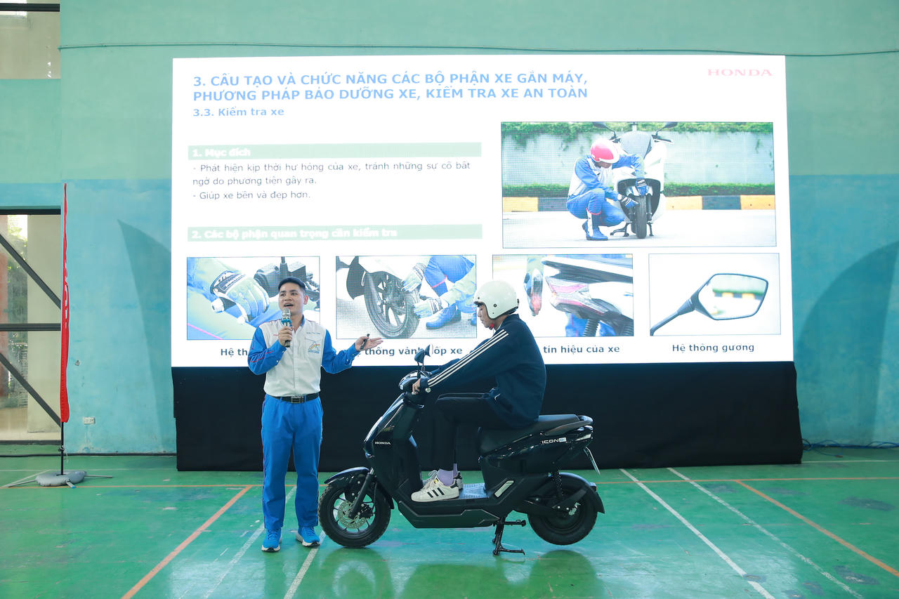 Khởi động Chương trình bồi dưỡng kiến thức pháp luật và kỹ năng lái xe gắn máy an toàn cho học sinh