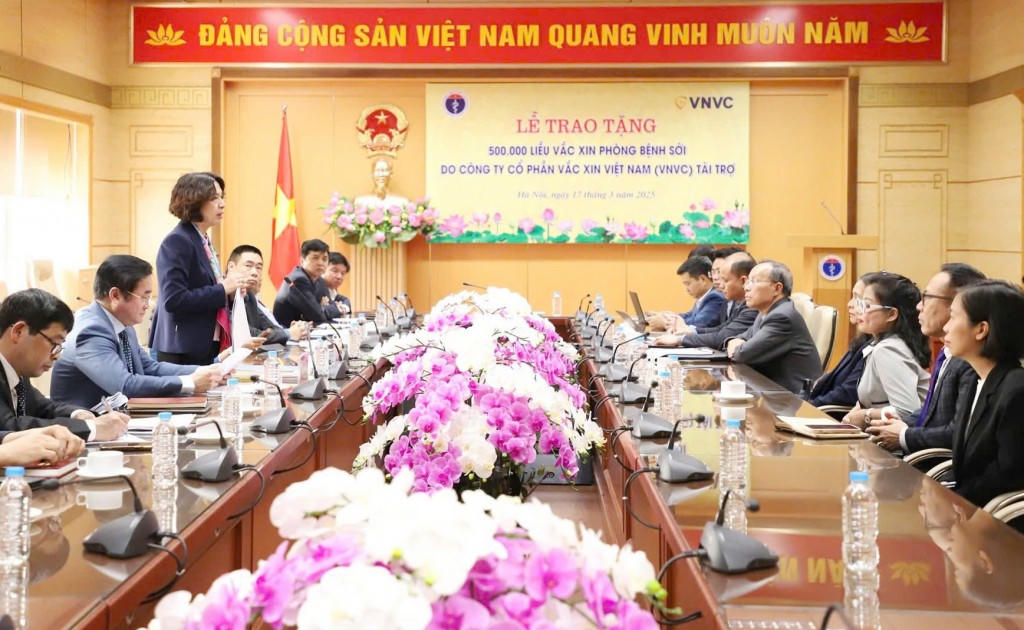 VNVC trao tặng 500.000 liều vắc xin phòng bệnh sởi tới Bộ Y tế