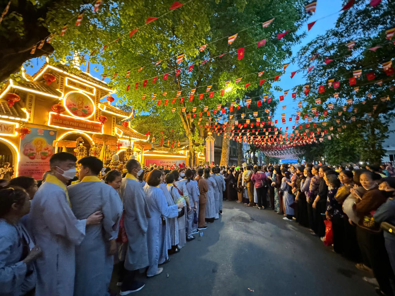 Hà Nội: Hàng vạn người xếp hàng đợi chiêm bái Xá lợi Đức Phật