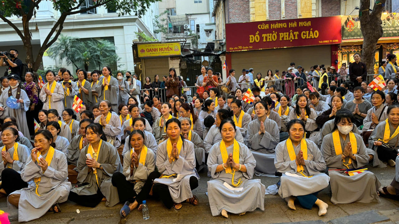 Hà Nội: Hàng vạn người xếp hàng đợi chiêm bái Xá lợi Đức Phật