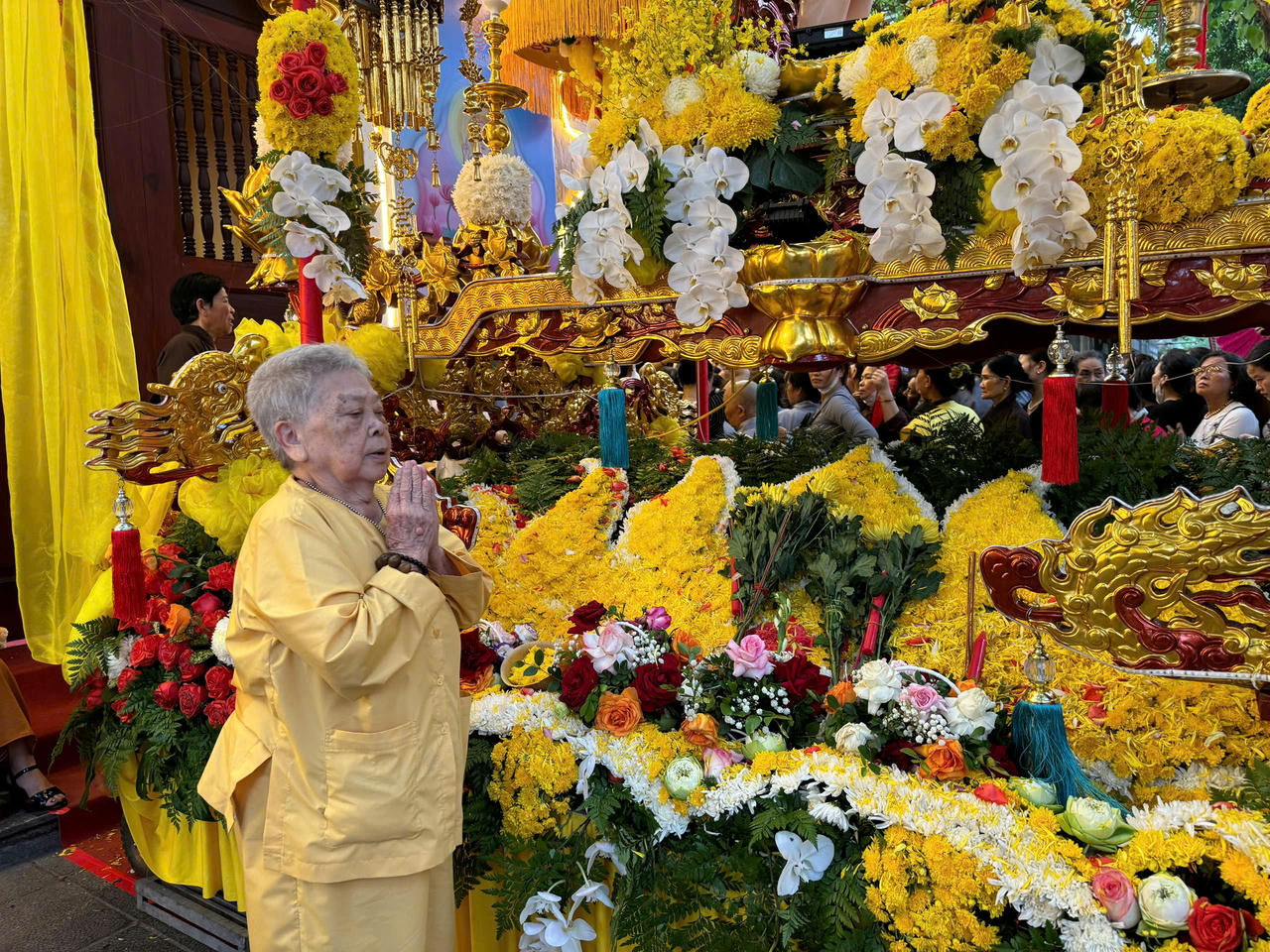 Hà Nội: Hàng vạn người xếp hàng đợi chiêm bái Xá lợi Đức Phật