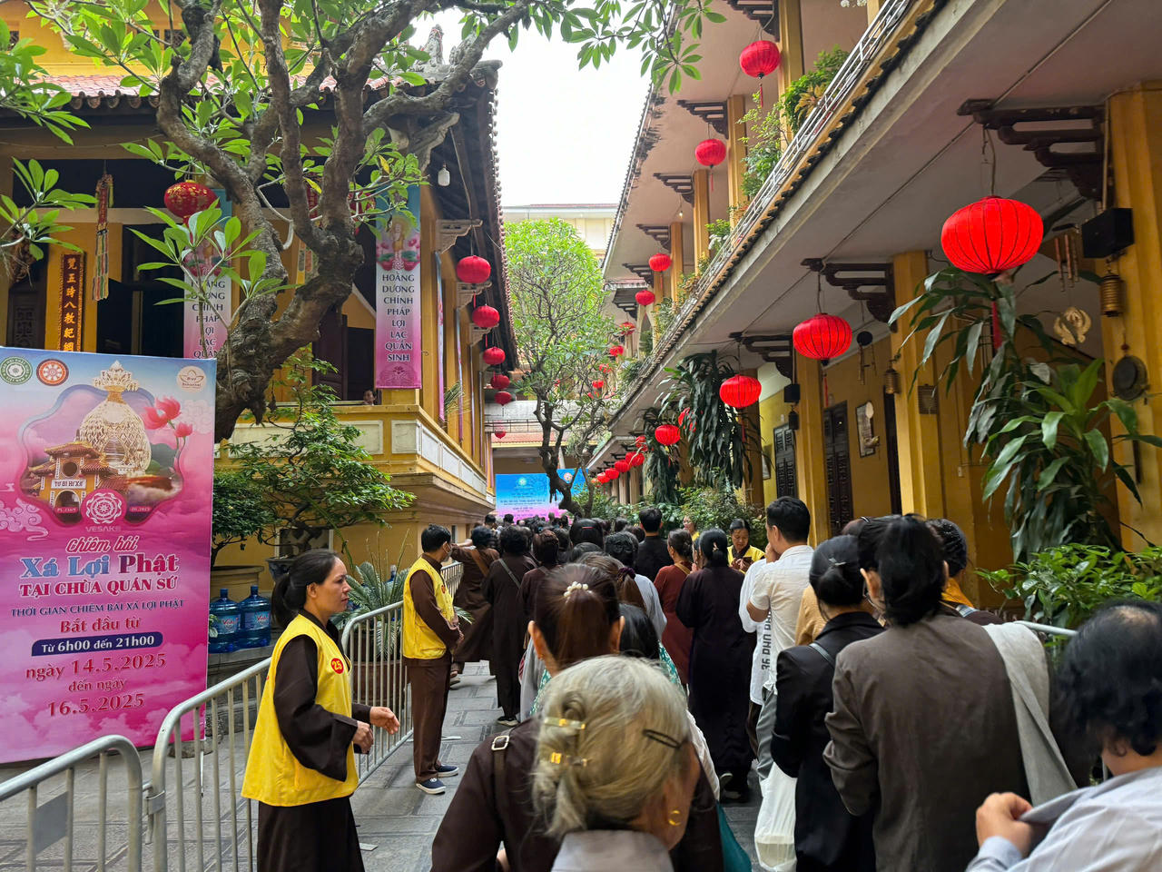 Hà Nội: Hàng vạn người xếp hàng đợi chiêm bái Xá lợi Đức Phật