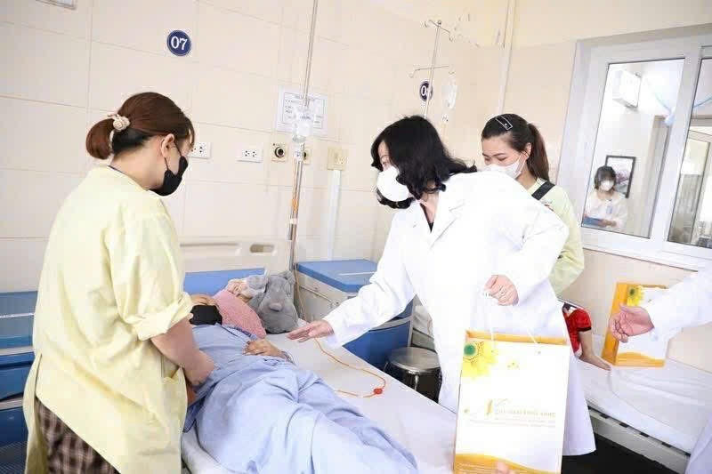 Bộ trưởng Bộ Y tế tặng quà các bệnh nhi ung thư nhân dịp Quốc tế Thiếu nhi 