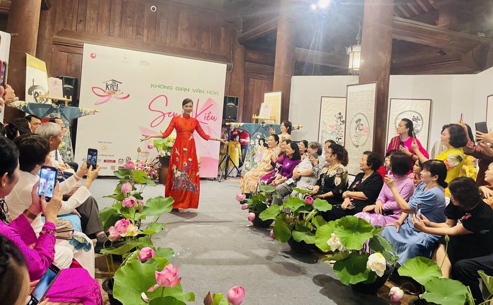 Ấn tượng "Không gian văn hóa Sen và Kiều" tại Văn Miếu - Quốc Tử Giám 