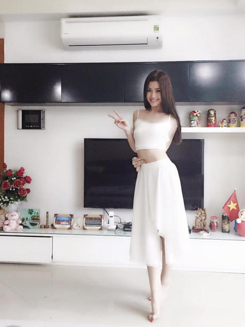 Hoa hậu, Á hậu Việt thi nhau... "chọc" tay vào rốn