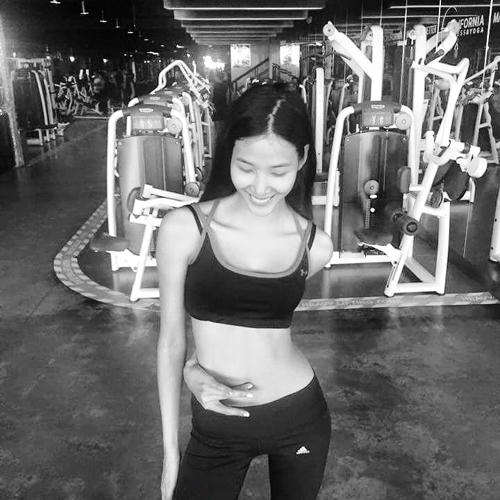 Hoa hậu, Á hậu Việt thi nhau... "chọc" tay vào rốn