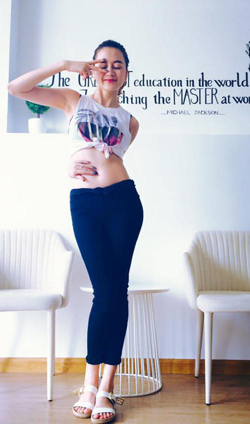 Hoa hậu, Á hậu Việt thi nhau... "chọc" tay vào rốn