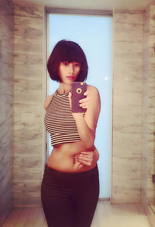 Hoa hậu, Á hậu Việt thi nhau... "chọc" tay vào rốn