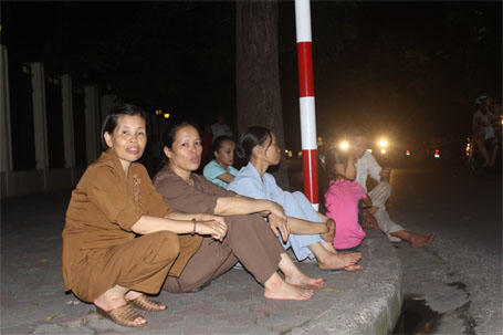 Người ngoại tỉnh ngủ vỉa hè Hà Nội chờ xem diễu binh mừng 2/9