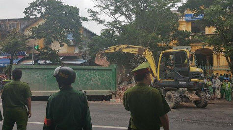 Toàn cảnh đổ nát tại ngôi biệt thự cổ phố Trần Hưng Đạo