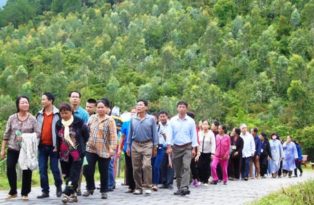 Dâng hương và báo công trước anh linh Đại tướng Võ Nguyên Giáp