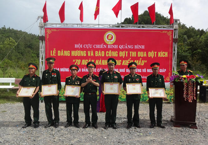 Dâng hương và báo công trước anh linh Đại tướng Võ Nguyên Giáp