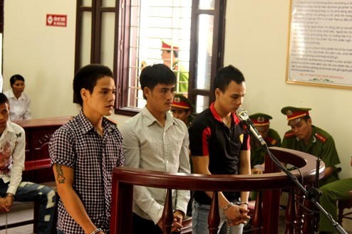 Bi hài những kẻ hiếp dâm "tay đánh trống, miệng la làng'