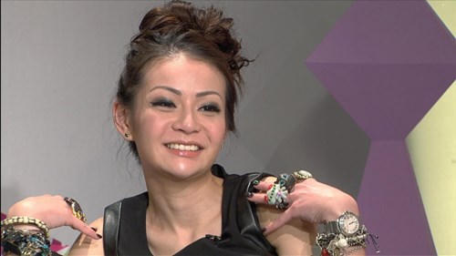 Con gái đặc khu trưởng Hồng Kông tát mẹ giữa phố