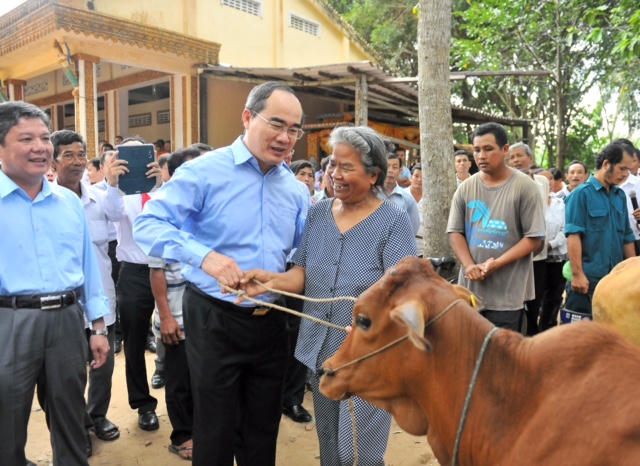 Chủ tịch UBTW MTTQ Việt Nam cùng nhà sư hát vang Quốc ca trong chùa 