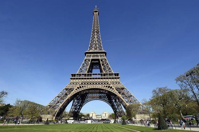 Pháp sơ tán khẩn máy bay, khu vực tháp Eiffel do dọa đánh bom