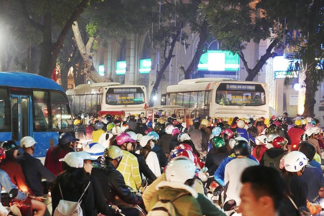 Kẹt cứng giữa biển người đón Giáng sinh trung tâm Hà Nội, TP HCM