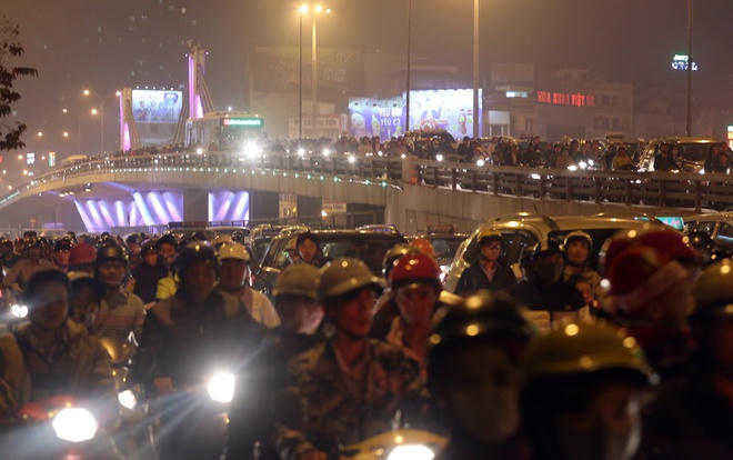 Kẹt cứng giữa biển người đón Giáng sinh trung tâm Hà Nội, TP HCM