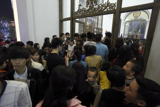 Kẹt cứng giữa biển người đón Giáng sinh trung tâm Hà Nội, TP HCM