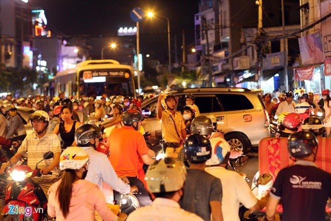 Kẹt cứng giữa biển người đón Giáng sinh trung tâm Hà Nội, TP HCM