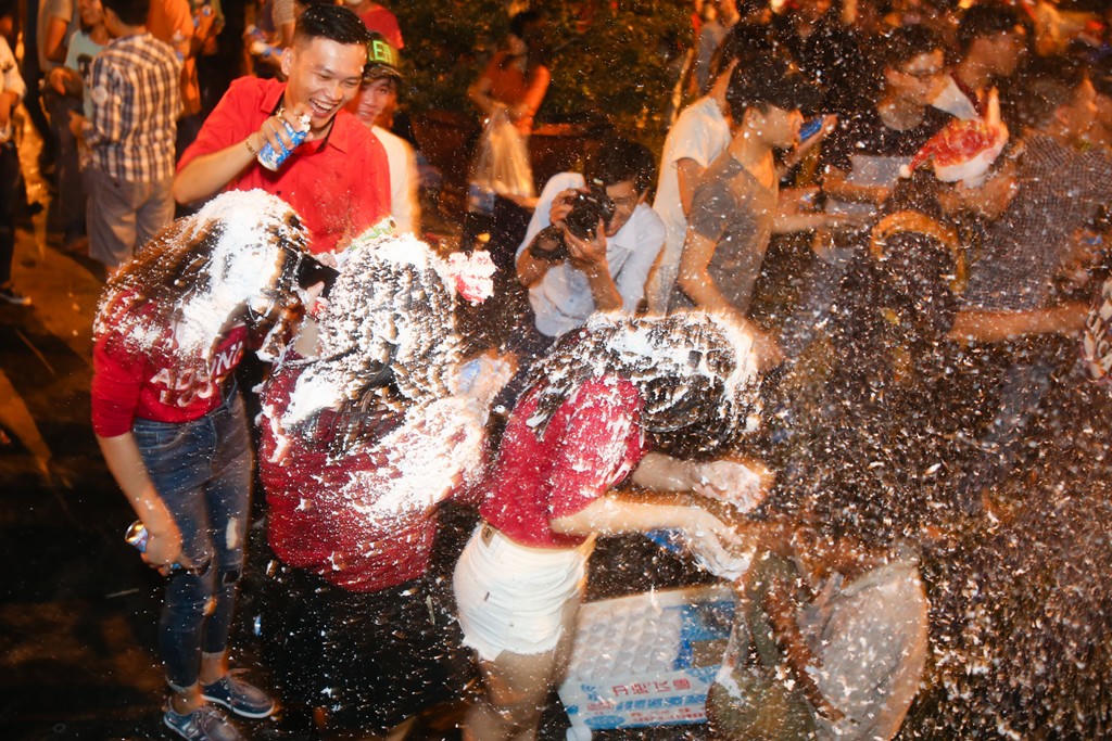 Kẹt cứng giữa biển người đón Giáng sinh trung tâm Hà Nội, TP HCM